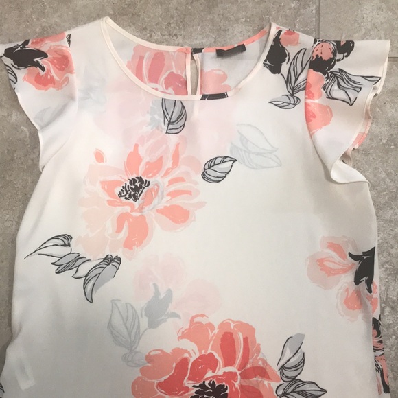 EUC! Ann Taylor off white, peach, and black medium floral flutter sleeve blouse - Picture 2 of 5